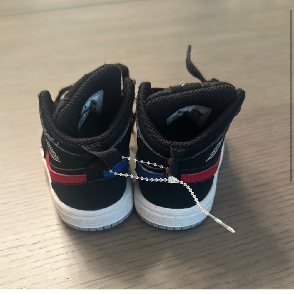 Nike Black and Red Sneakers Sporty Low-Top - Picture 2 of 4